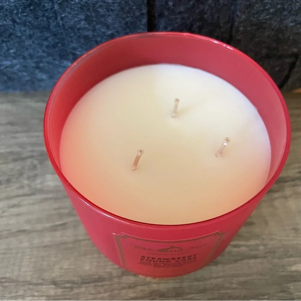NEW BATH & BODY WORKS Strawberry Pound Cake 3 Wick Candle - Picture 3 of 3